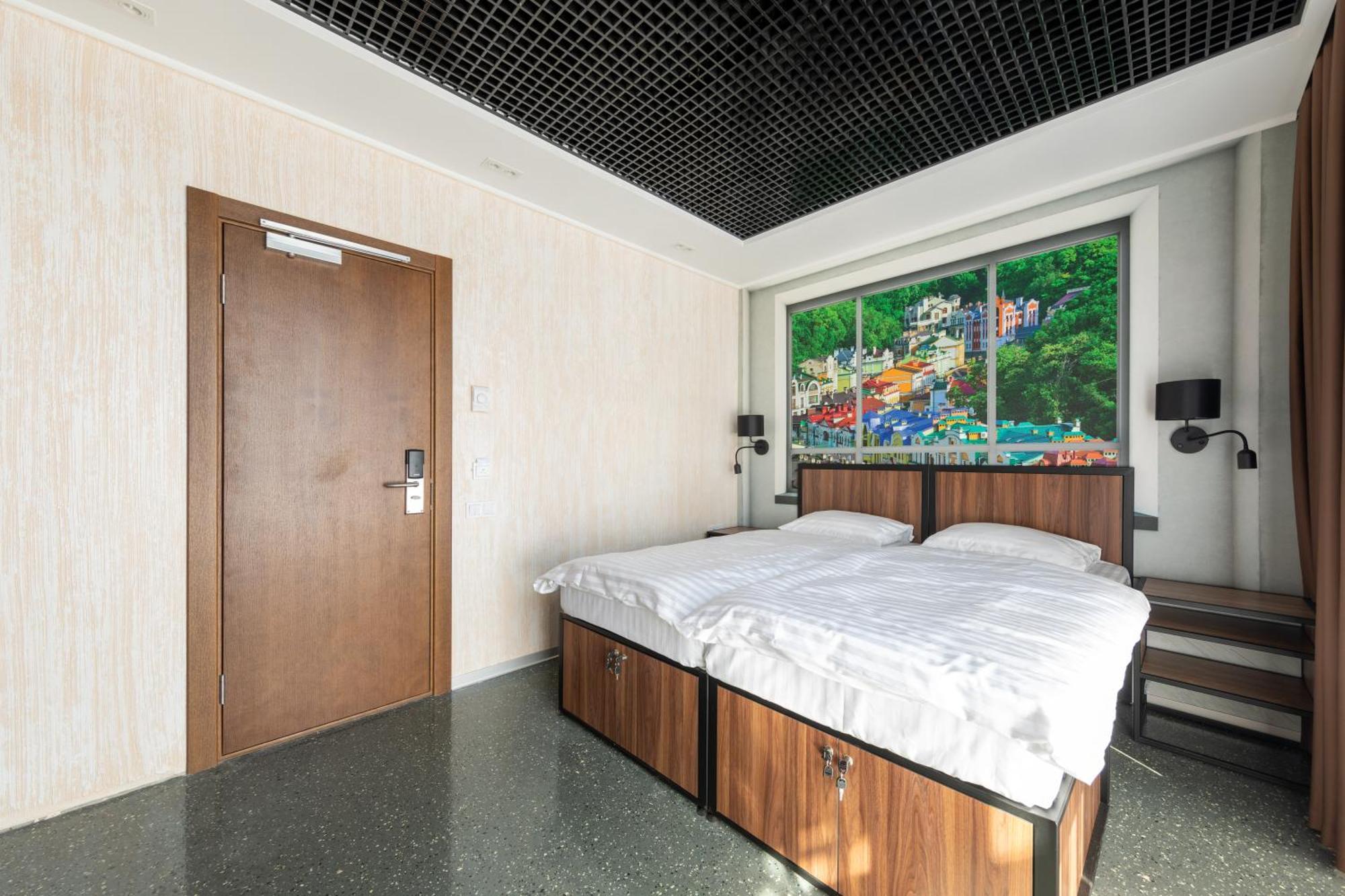 Misto Capsule Hotel Киев Экстерьер фото