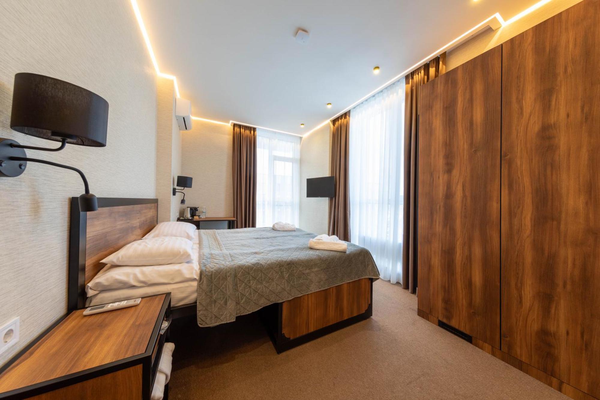 Misto Capsule Hotel Киев Экстерьер фото